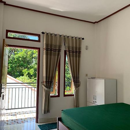 Bertus Guesthouse Лабуан Баджо Екстериор снимка