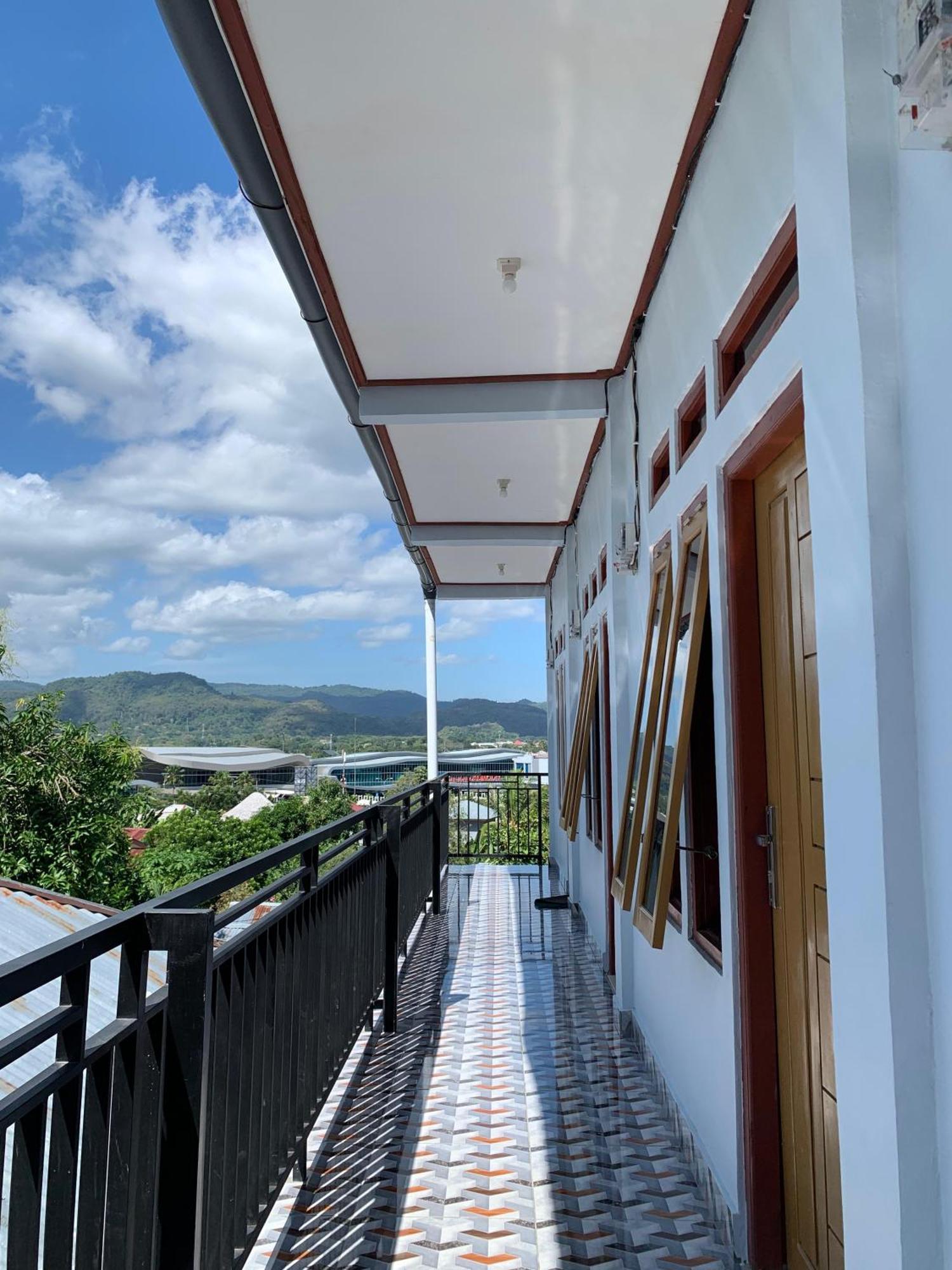 Bertus Guesthouse Лабуан Баджо Екстериор снимка